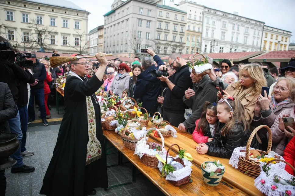 Metropolita krakowski kard. Grzegorz Ryś (C) podczas święcenia pokarmów przed Bazyliką Mariacką na Rynku Głównym w Krakowie