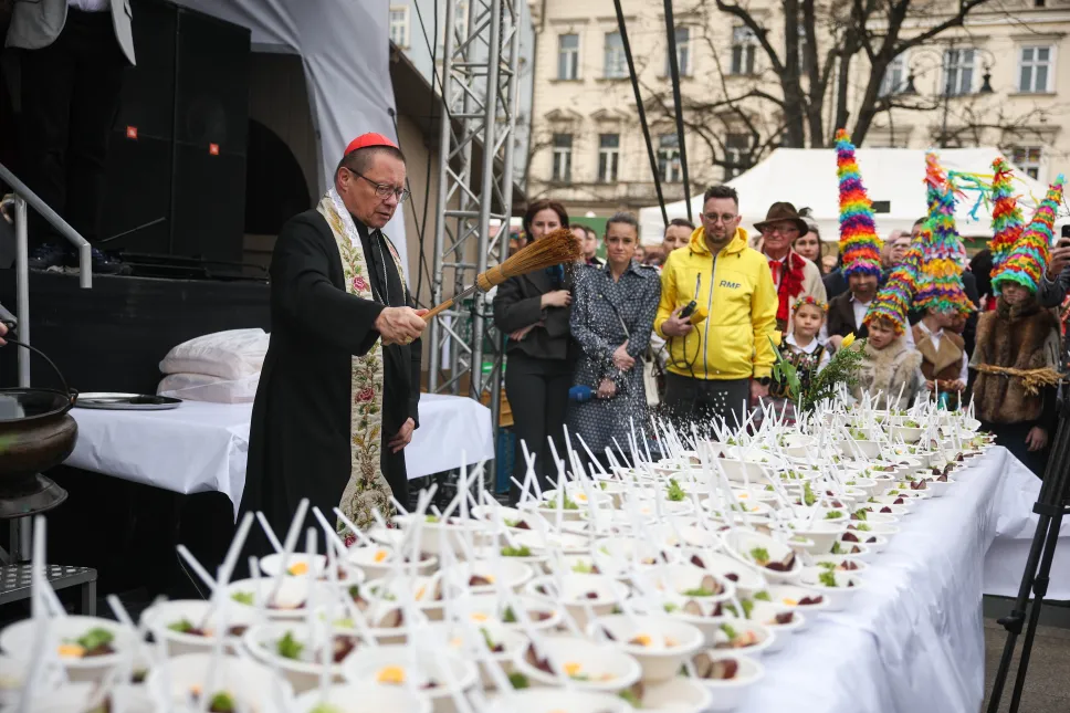 Metropolita krakowski kard. Grzegorz Ryś (C) podczas święcenia pokarmów przed Bazyliką Mariacką na Rynku Głównym w Krakowie