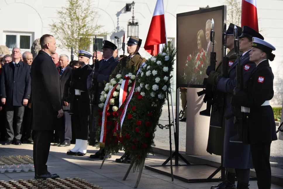 Prezydent RP Karol Nawrocki podczas Apelu Pamięci przed Pałacem Prezydenckim Fot. PAP/Paweł Supernak