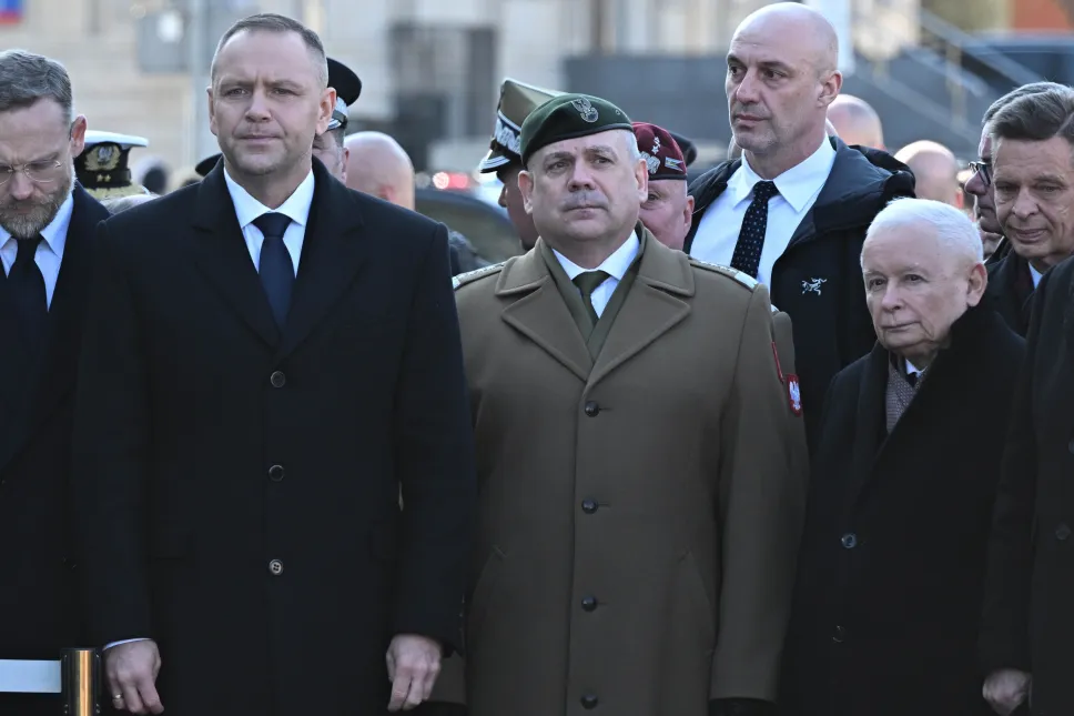  Od lewej: szef KPRP Zbigniew Bogucki, prezydent RP Karol Nawrocki, szef Sztabu Generalnego Wojska Polskiego gen. Wiesław Kukuła i prezes PiS Jarosław Kaczyński podczas złożenia kwiatów pod pomnikiem prezydenta RP Lecha Kaczyńskiego na pl. Piłsudskiego Fot. PAP/Radek Pietruszka