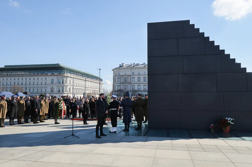  Obchody 16. rocznicy katastrofy smoleńskiej. Pomnik Ofiar Tragedii Smoleńskiej 2010 roku na pl. Piłsudskiego w Warszawie Fot. PAP/Paweł Supernak