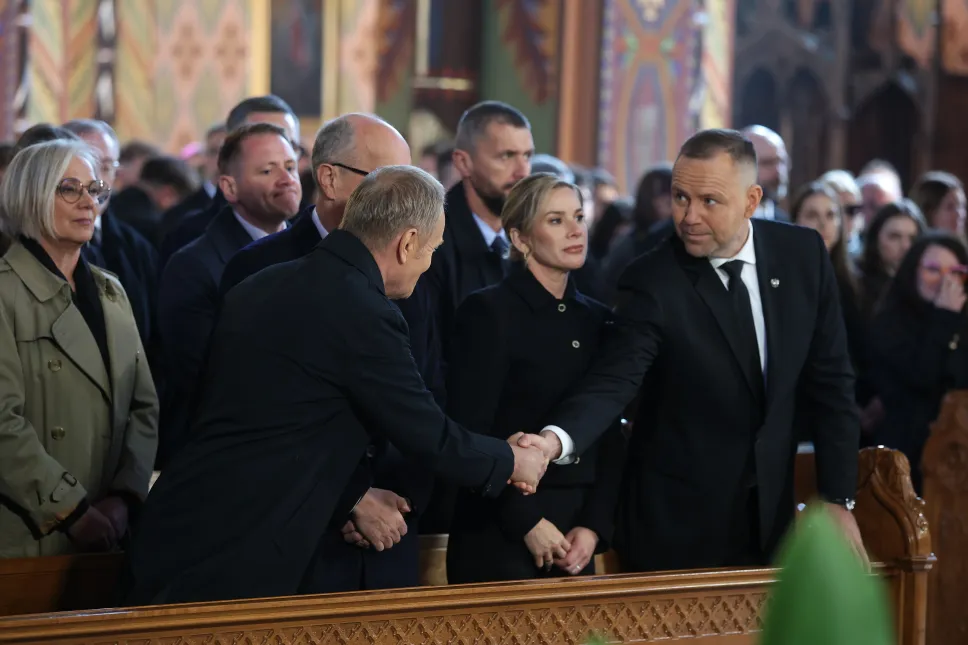 Prezydent RP Karol Nawrocki (P) z małżonką Martą Nawrocką (2P), wicemarszałek Sejmu Dorota Niedziela (L) oraz premier Donald Tusk (2L) podczas mszy świętej żałobnej w intencji posła Lewicy Łukasza Litewki w kościele parafii rzymskokatolickiej pw. św. Joachima w Sosnowcu. Fot. PAP/Łukasz Gągulski