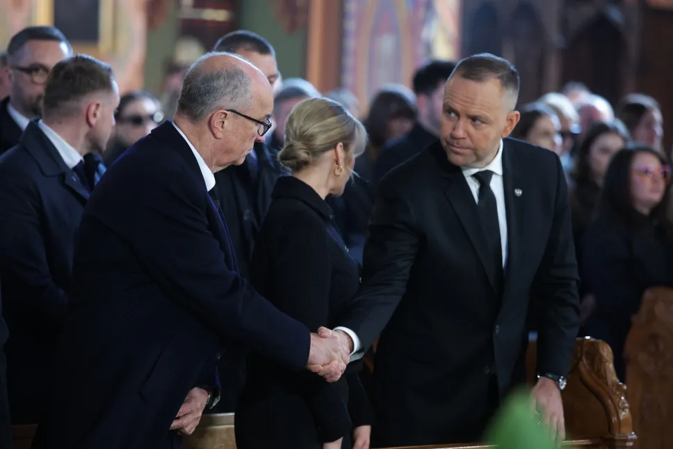 Prezydent RP Karol Nawrocki (P) i marszałek Sejmu Włodzimierz Czarzasty (L) podczas mszy świętej żałobnej w intencji posła Lewicy Łukasza Litewki w kościele parafii rzymskokatolickiej pw. św. Joachima w Sosnowcu. Fot. PAP/Łukasz Gągulski