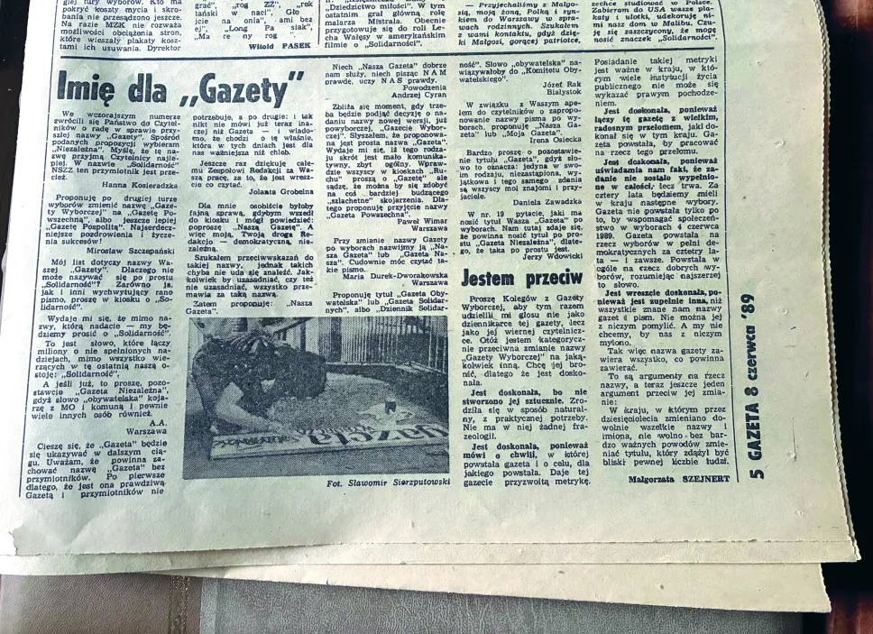 Gazeta z archiwum Małgorzaty Szejnert. Fot. Tomasz Sikora