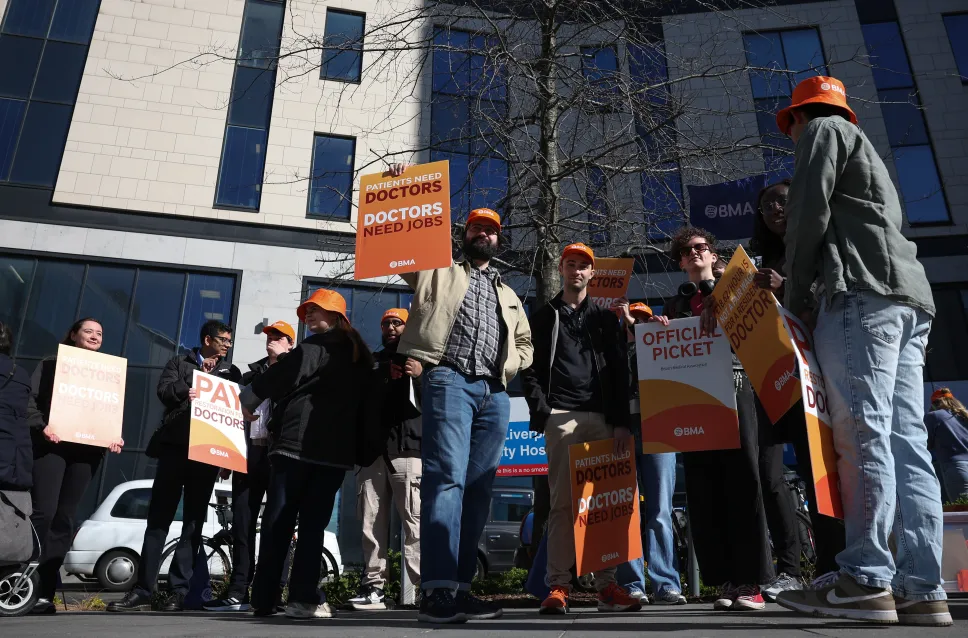 Protest lekarzy rezydentów w Wielkiej Brytanii. Fot. PAP/ EPA/ADAM VAUGHAN 