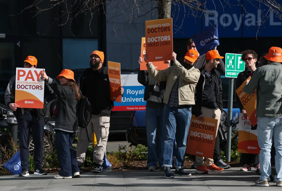 Protest lekarzy rezydentów w Wielkiej Brytanii. Fot. PAP/ EPA/ADAM VAUGHAN 