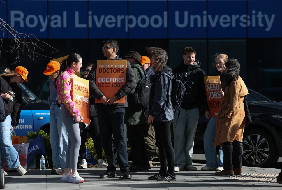 Protest lekarzy rezydentów w Wielkiej Brytanii. Fot. PAP/ EPA/ADAM VAUGHAN 