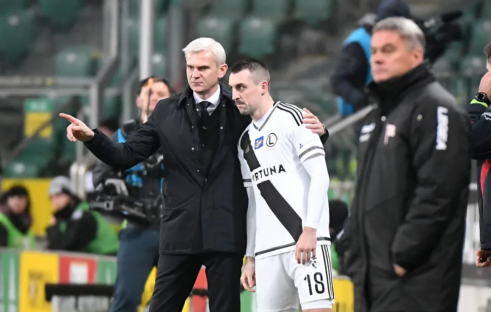 Trener Legii Warszawa Jacek Magiera i zawodnik Michał Kucharczyk. Fot. PAP/Bartłomiej Zborowski