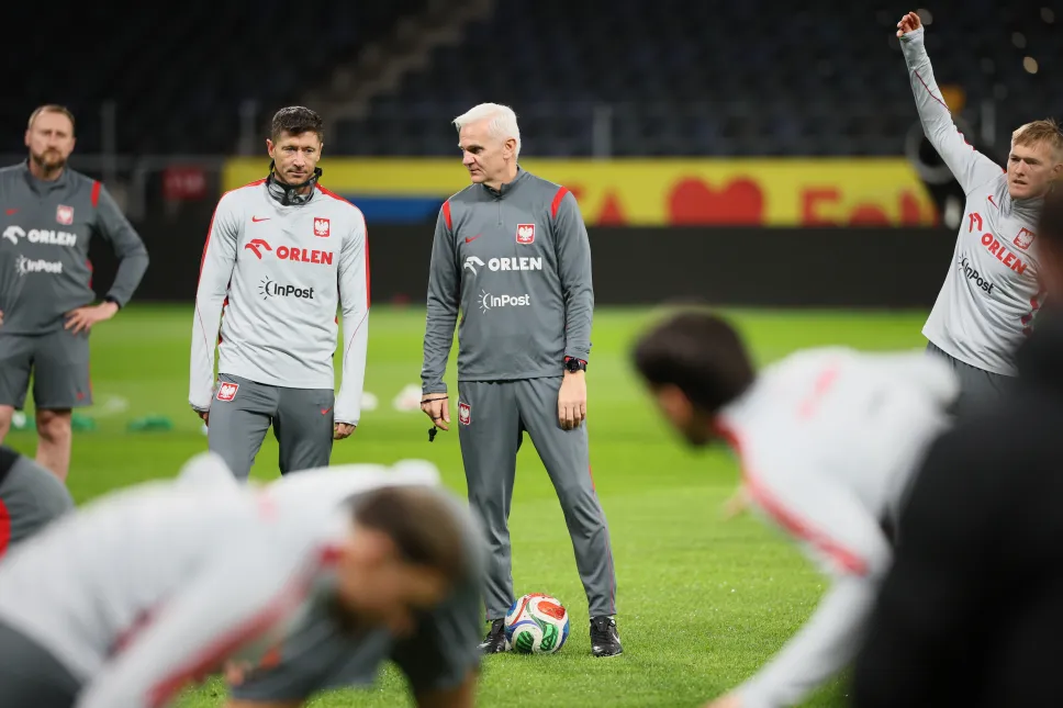 Drugi trener piłkarskiej reprezentacji Polski Jacek Magiera i Robert Lewandowski. Fot. PAP/Leszek Szymański