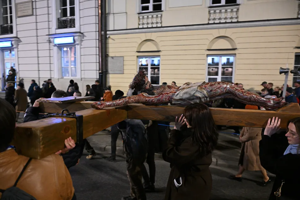 Uczestnicy Centralnej Drogi Krzyżowej na ulicach Warszawy w Wielki Piątek. Fot. PAP/Radek Pietruszka