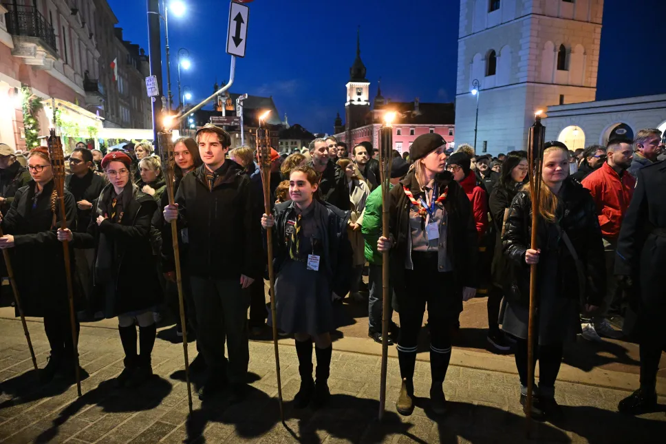 Uczestnicy Centralnej Drogi Krzyżowej na ulicach Warszawy w Wielki Piątek. Fot. PAP/Radek Pietruszka