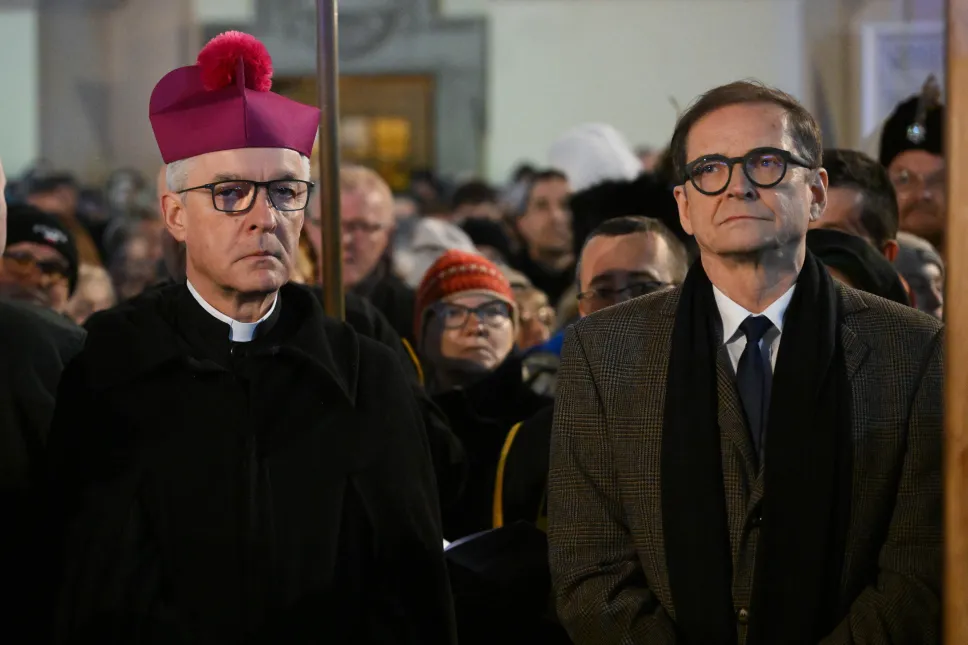 Biskup polowy Wojska Polskiego Wiesław Lechowicz (L) i telewizyjny komentator sportowy Przemysław Babiarz (P). Fot. PAP/Radek Pietruszka