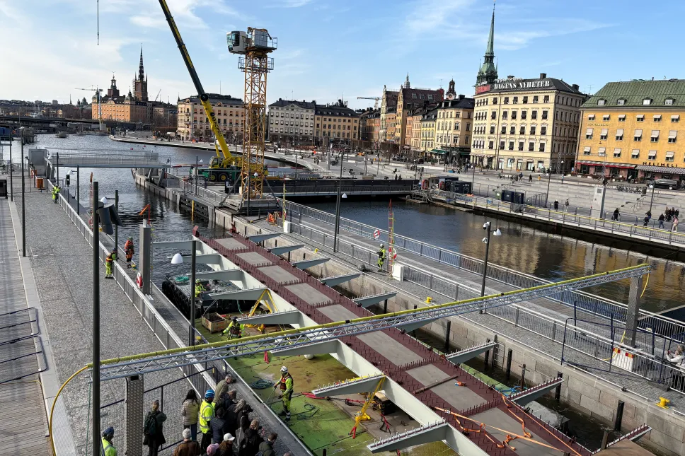 Transport fragmentu wyprodukowanej w Polsce kładki przez śluzę w sztokholmskiej dzielnicy dzielnicy Slussen. Fot. PAP/Daniel Zyśk