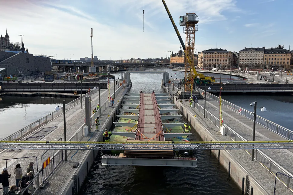 Transport fragmentu wyprodukowanej w Polsce kładki przez śluzę w sztokholmskiej dzielnicy dzielnicy Slussen. Fot. PAP/Daniel Zyśk
