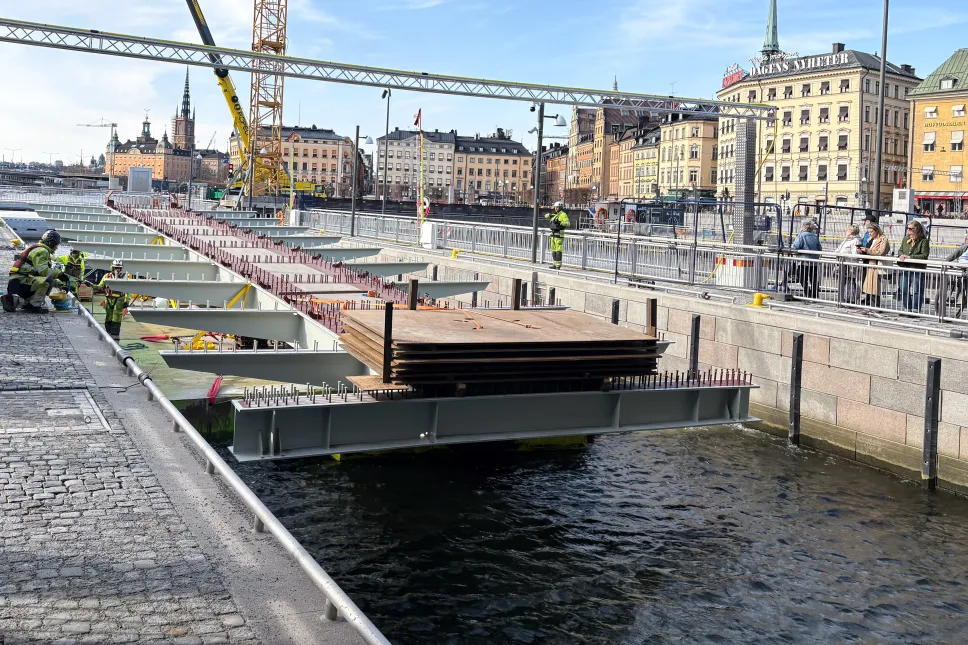 Transport fragmentu wyprodukowanej w Polsce kładki przez śluzę w sztokholmskiej dzielnicy dzielnicy Slussen. Fot. PAP/Daniel Zyśk