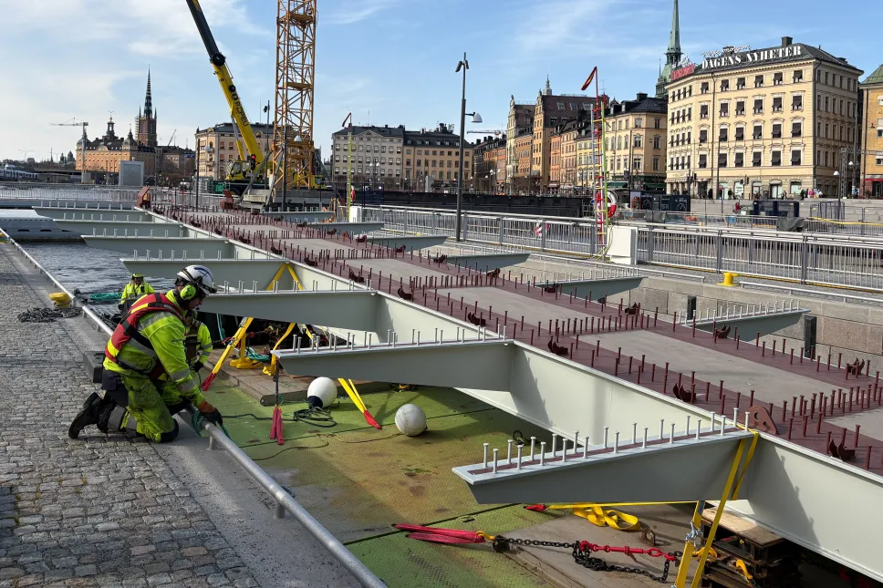 Transport fragmentu wyprodukowanej w Polsce kładki przez śluzę w sztokholmskiej dzielnicy dzielnicy Slussen. Fot. PAP/Daniel Zyśk