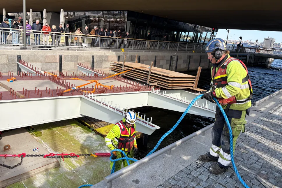 Transport fragmentu wyprodukowanej w Polsce kładki przez śluzę w sztokholmskiej dzielnicy dzielnicy Slussen. Fot. PAP/Daniel Zyśk