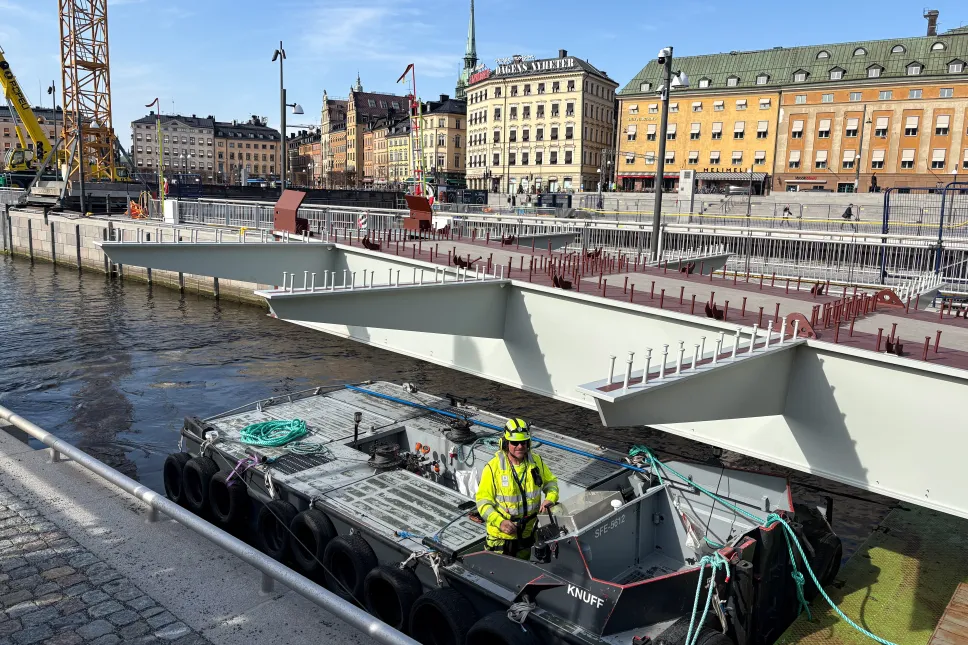 Transport fragmentu wyprodukowanej w Polsce kładki przez śluzę w sztokholmskiej dzielnicy dzielnicy Slussen. Fot. PAP/Daniel Zyśk