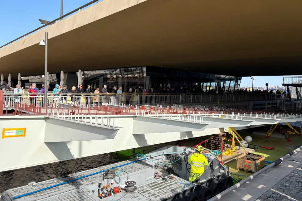 Transport fragmentu wyprodukowanej w Polsce kładki przez śluzę w sztokholmskiej dzielnicy dzielnicy Slussen. Fot. PAP/Daniel Zyśk