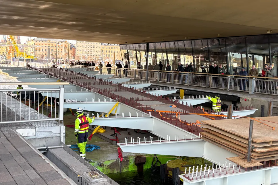 Transport fragmentu wyprodukowanej w Polsce kładki przez śluzę w sztokholmskiej dzielnicy dzielnicy Slussen. Fot. PAP/Daniel Zyśk
