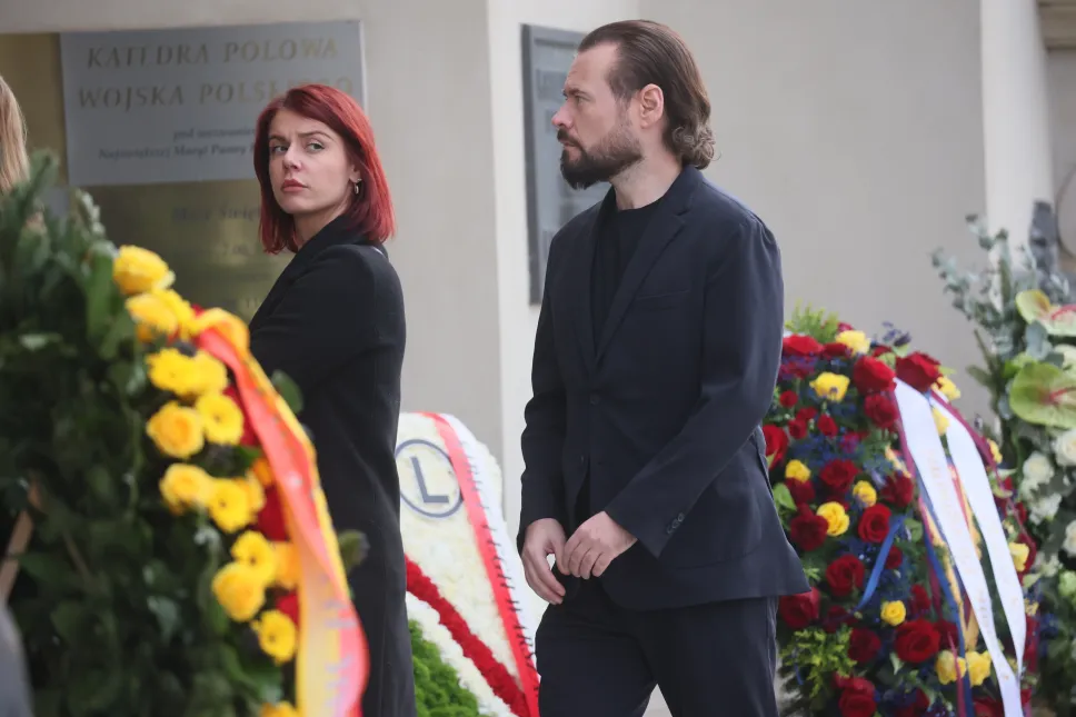 Prezes zarządu Kanał Zero Krzysztof Stanowski przed mszą pogrzebową piłkarza i trenera Jacka Magiery. Fot. PAP/Leszek Szymański