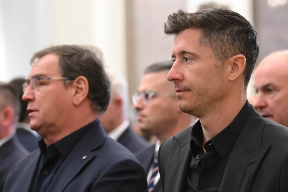 Piłkarz reprezentacji Polski Robert Lewandowski i selekcjoner kadry Jerzy Urban (L) podczas uroczystości pogrzebowych piłkarza i trenera Jacka Magiery. Fot. PAP/Radek Pietruszka
