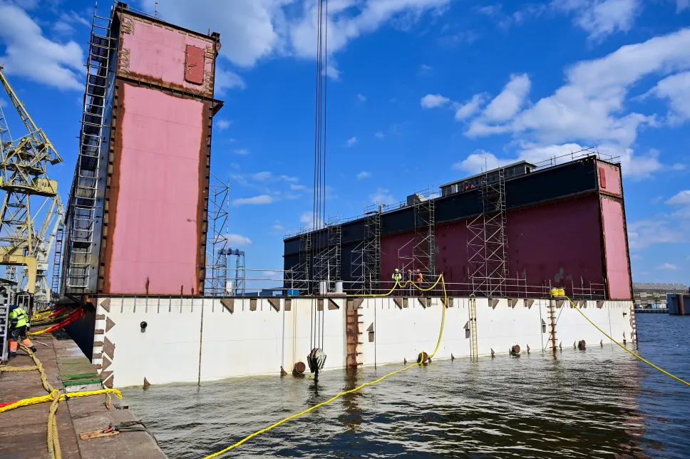 Pierwszy moduł nowego doku pływającego w Stoczni Szczecińskiej "Wulkan". Fot. PAP/Marcin Bielecki