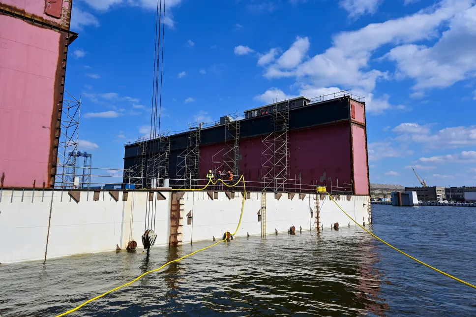 Pierwszy moduł nowego doku pływającego w Stoczni Szczecińskiej "Wulkan". Fot. PAP/Marcin Bielecki