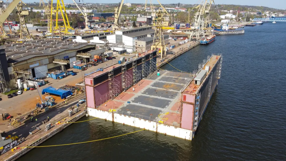 Pierwszy moduł nowego doku pływającego w Stoczni Szczecińskiej "Wulkan". Fot. PAP/Marcin Bielecki