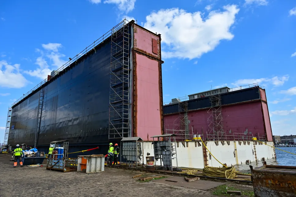 Pierwszy moduł nowego doku pływającego w Stoczni Szczecińskiej "Wulkan". Fot. PAP/Marcin Bielecki