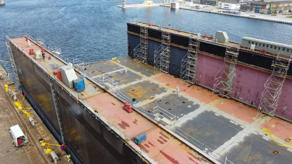 Pierwszy moduł nowego doku pływającego w Stoczni Szczecińskiej "Wulkan". Fot. PAP/Marcin Bielecki