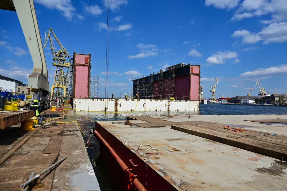Pierwszy moduł nowego doku pływającego w Stoczni Szczecińskiej "Wulkan". Fot. PAP/Marcin Bielecki