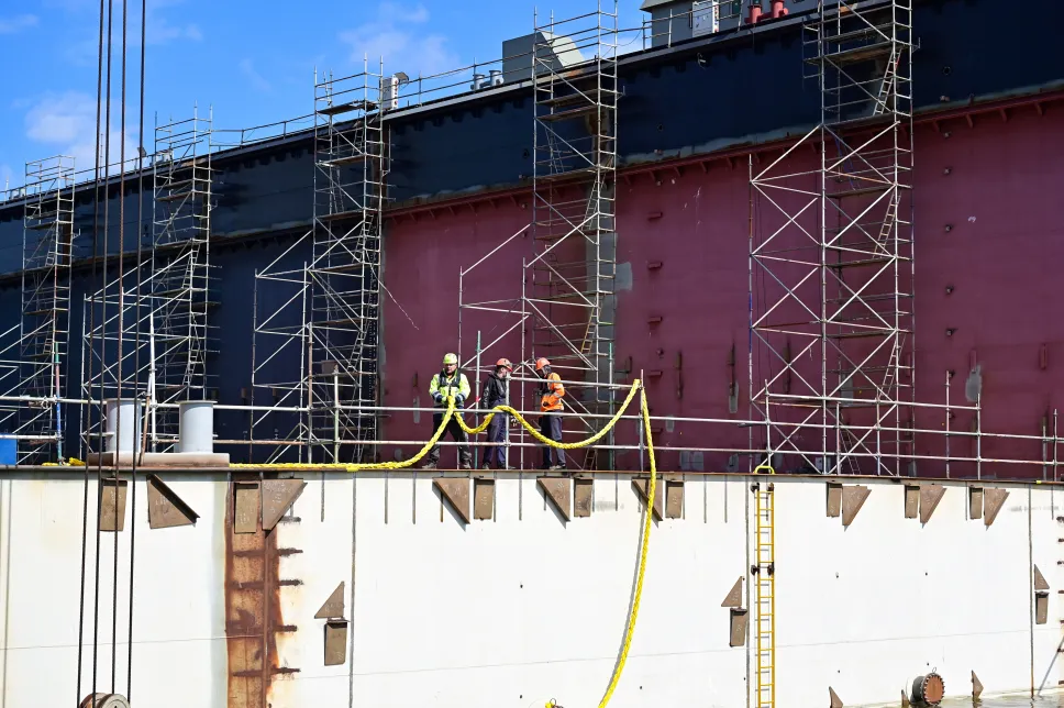 Pierwszy moduł nowego doku pływającego w Stoczni Szczecińskiej "Wulkan". Fot. PAP/Marcin Bielecki