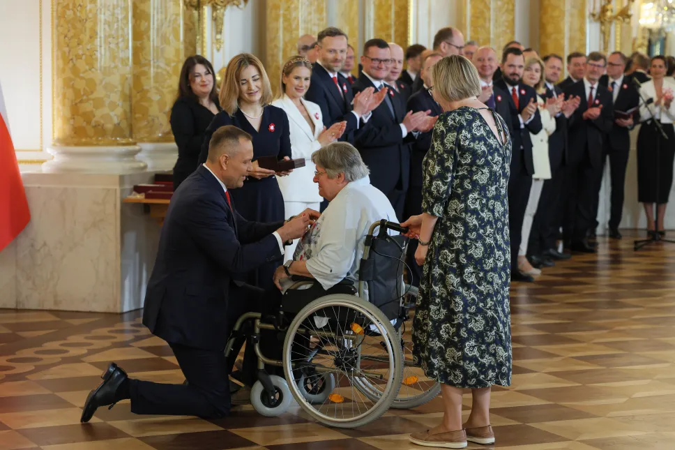 Prezydent Karol Nawrocki (L) i odznaczona Krzyżem Komandorskim Orderu Odrodzenia Polski lekarka i świecka misjonarka Helena Pyz (C). Fot. PAP/Paweł Supernak