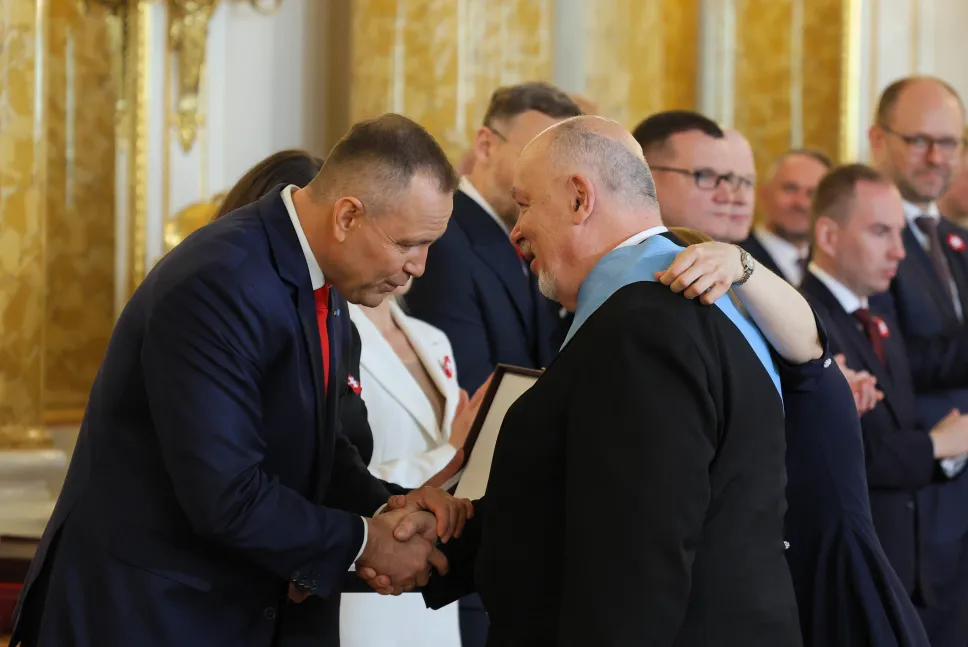 Prezydent Karol Nawrocki (L) i odznaczony Orderem Orła Białego reżyser Lech Majewski (P). Fot. PAP/Paweł Supernak