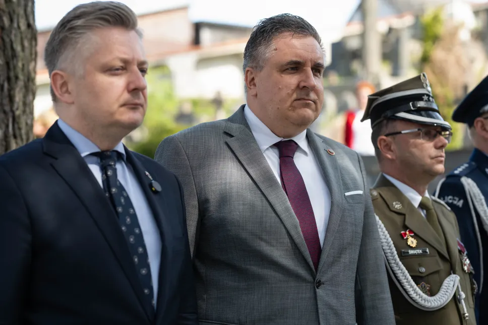 Zastępca szefa Kancelarii Prezesa Rady Ministrów Jakub Stefaniak (L) i Andrzej Dudziński (2L) z ambasady RP. Fot. PAP/Valdemar Doveiko