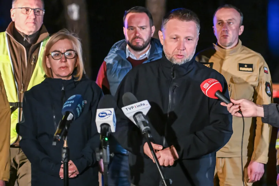 Minister spraw wewnętrznych i administracji Marcin Kierwiński i minister klimatu i środowiska Paulina Hennig-Kloska Fot. PAP/Wojtek Jargiło