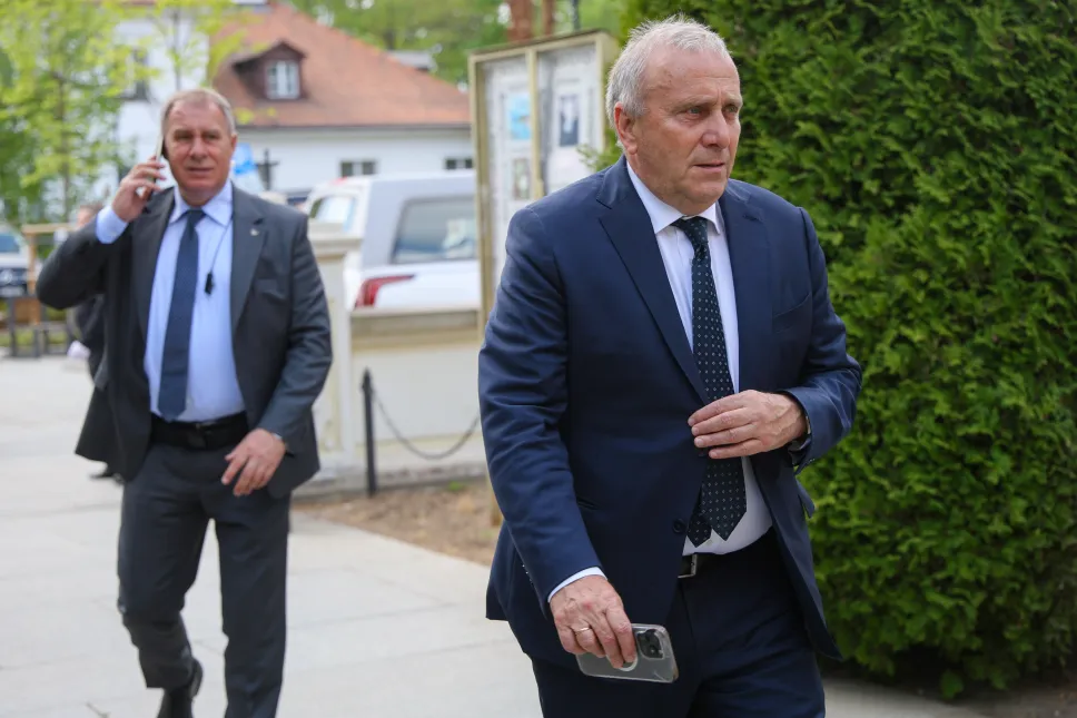 Senator KO Grzegorz Schetyna (P) w drodze na uroczystości pogrzebowe Andrzeja Olechowskiego Fot. PAP/Rafał Guz
