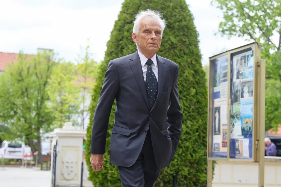 Były prezydent Warszawy Marcin Święcicki w drodze na uroczystości pogrzebowe Andrzeja Olechowskiego Fot. PAP/Rafał Guz