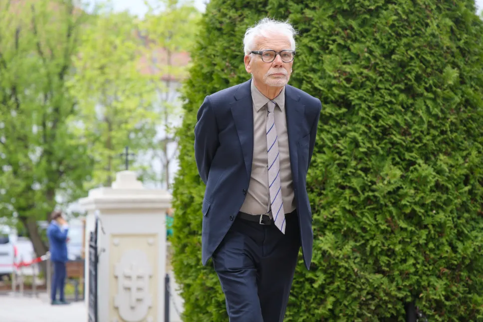 Były prezes TK Marek Safjan w drodze na uroczystości pogrzebowe Andrzeja Olechowskiego Fot. PAP/Rafał Guz