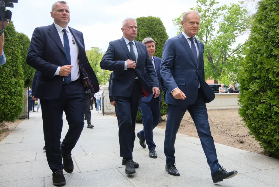 Premier Donald Tusk (P), szef Gabinetu Politycznego Prezesa Rady Ministrów Paweł Graś (C) oraz szef KPRM Jan Grabiec (2P) w drodze na uroczystości pogrzebowe Andrzeja Olechowskiego Fot. PAP/Rafał Guz