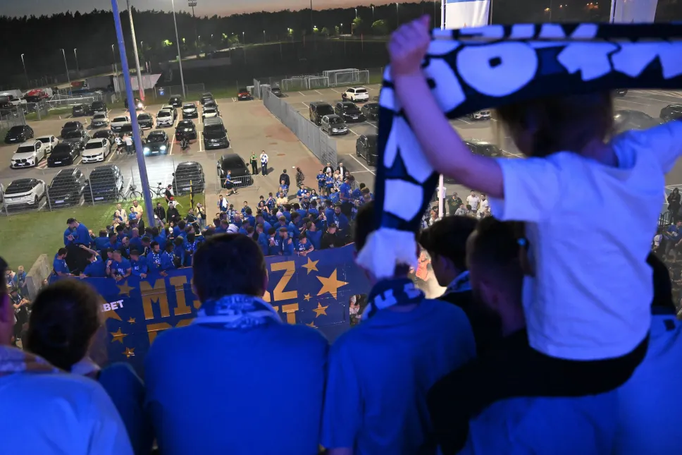 Piłkarze Lecha Poznań świętują razem z kibicami zdobycie mistrzostwa Polski. fot. PAP/Jakub Kaczmarczyk