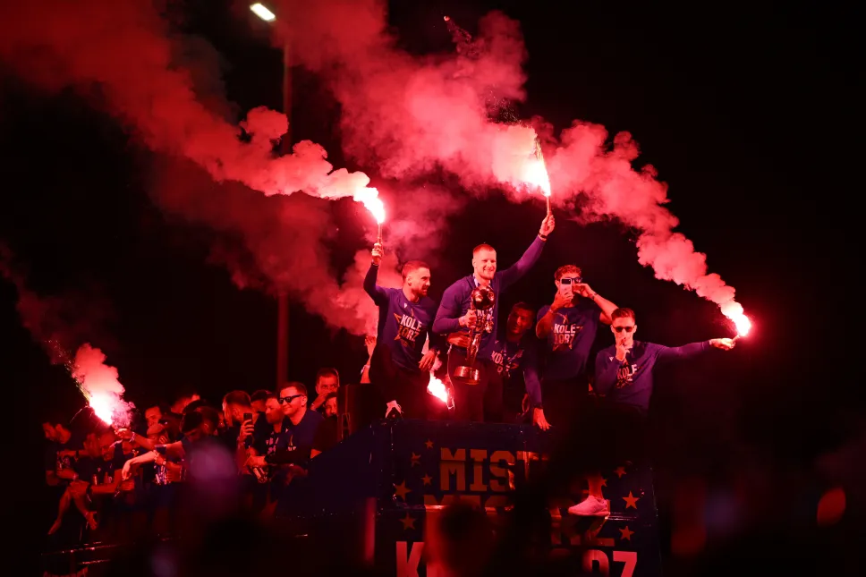 Piłkarze Lecha Poznań świętują razem z kibicami zdobycie mistrzostwa Polski. fot. PAP/Jakub Kaczmarczyk
