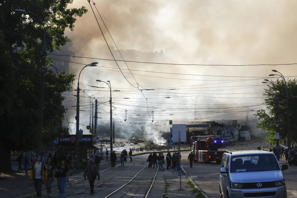 Zniszczenia po rosyjskim ataku na Kijów Fot. PAP/EPA/SERGEY DOLZHENKO