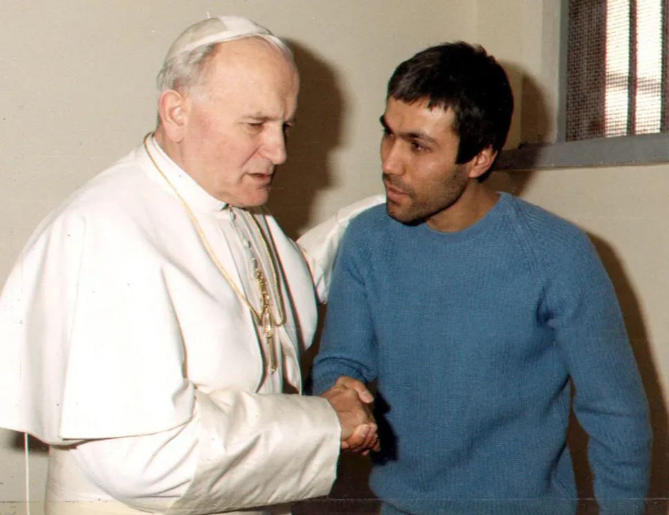 Jan Paweł II, Mehmet Ali Agca. Fot. PAP/EPA/STR