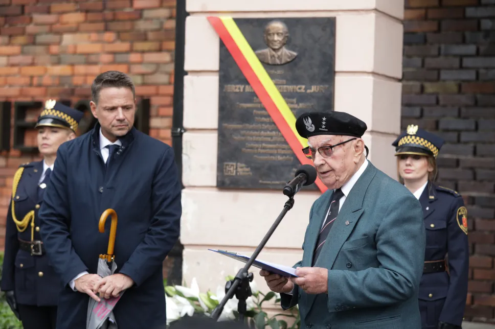 Prezydent m.st. Warszawy Rafał Trzaskowski (C-L) oraz prezes Zarządu Głównego Związku Powstańców Warszawskich Janusz Maksymowicz (C-P) podczas odsłonięcia tablicy pamiątkowej kpt. Jerzego Mindziukiewicza „Jura” przy siedzibie Związku Powstańców Warszawskich w Warszawie. Fot. PAP/Tomasz Gzell