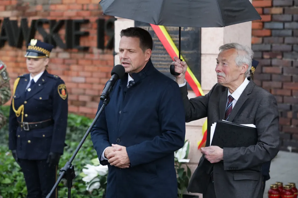 Prezydent m.st. Warszawy Rafał Trzaskowski (C) podczas odsłonięcia tablicy pamiątkowej kpt. Jerzego Mindziukiewicza „Jura”. Fot. PAP/Tomasz Gzell