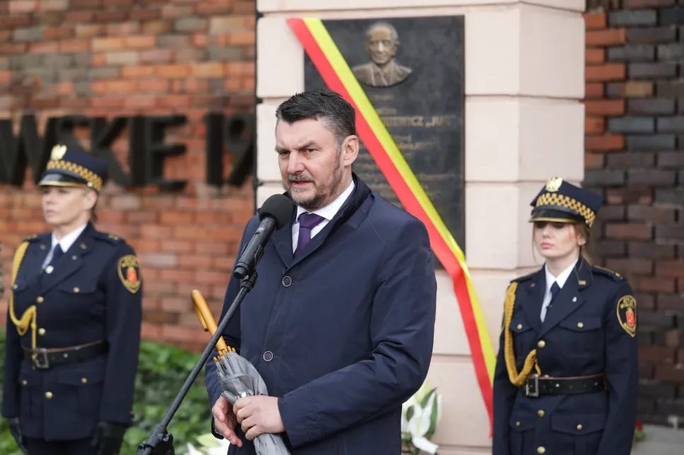 Szef Urzędu ds. Kombatantów i Osób Represjonowanych Lech Parell (C). Fot. PAP/Tomasz Gzell