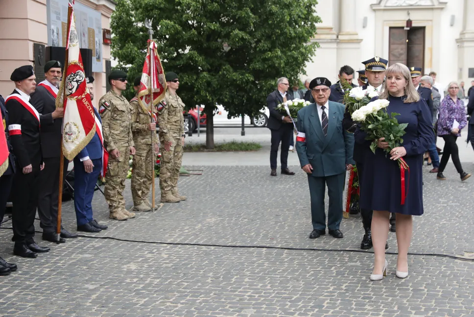 Wdowa po Jerzym Mindziukiewiczu Oksana Mindziukiewicz (P) podczas odsłonięcia tablicy pamiątkowej kpt. Jerzego Mindziukiewicza „Jura”. Fot. PAP/Tomasz Gzell