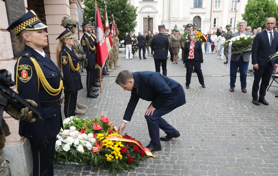 Prezydent m.st. Warszawy Rafał Trzaskowski (C) podczas odsłonięcia tablicy pamiątkowej kpt. Jerzego Mindziukiewicza „Jura”. Fot. PAP/Tomasz Gzell